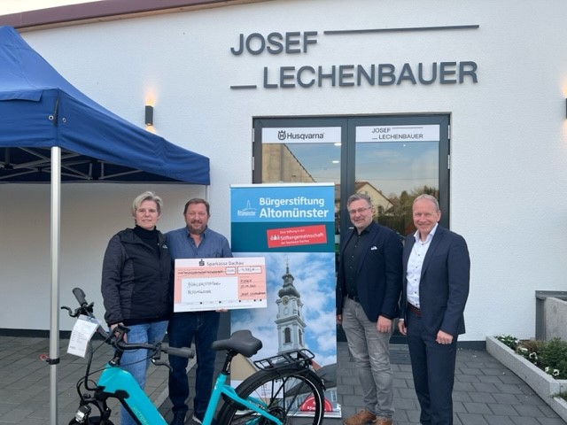 (v.l.) Heike Stürz und Josef Lechenbauer der Firma Josef Lechenbauer, Bgm. Michael Reiter und Josef Steinhardt der Sparkasse in Altomünster. Bildrechte: Fa. Lechenbauer