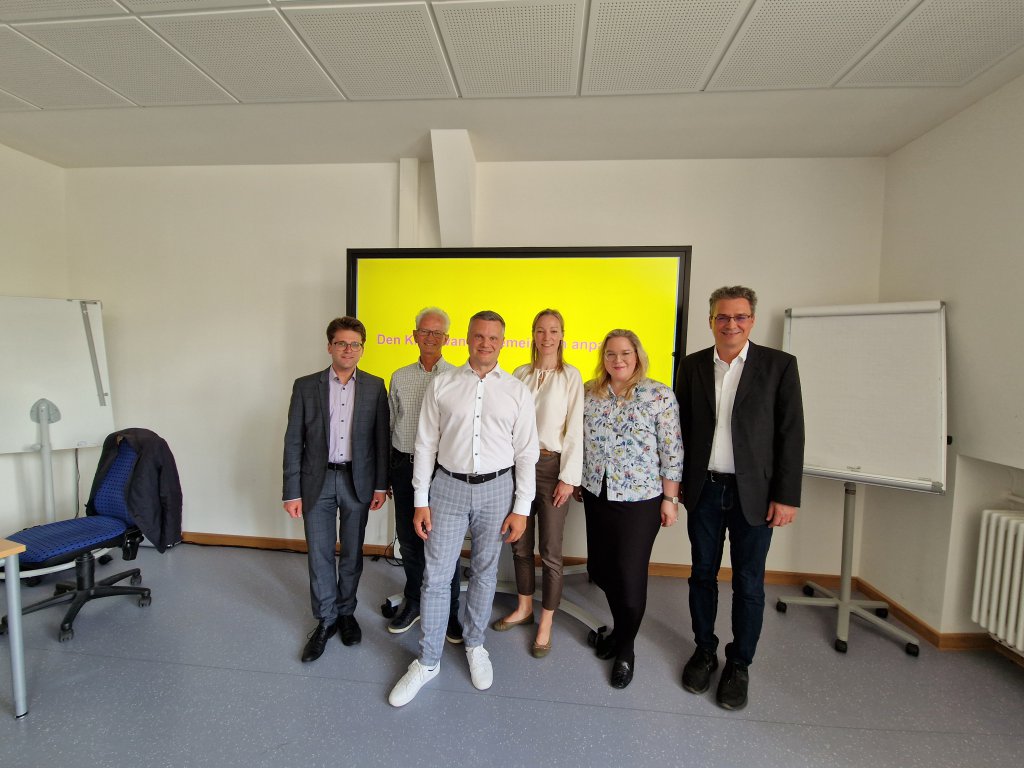 V.l.n.r.: Oberbürgermeister Florian Hartmann, vhs-Kursleitung Michael Schmid, Stifterforum
Dachau Benjamin Bertl, vhs-HPM Umwelt Olga Preiss, vhs-Leitung Claudia Graab (Bild: vhsDachauGmbH)