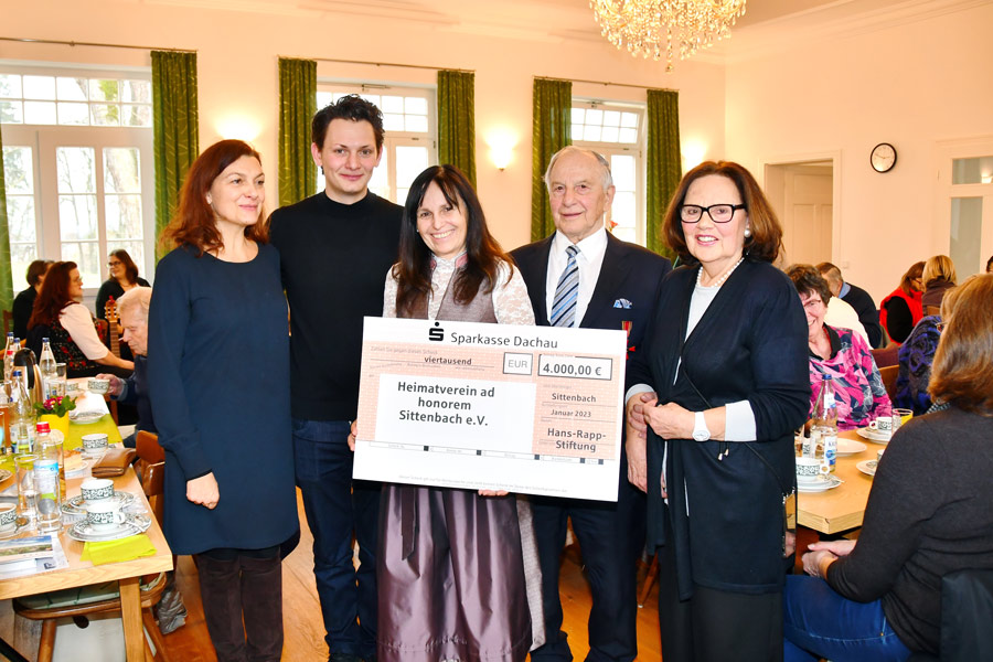 Über die Spendenübergabe für das Vereinshaus freuen sich: Alexandra Winterberg, Dominik Rapp, Vor­sitz­en­de des Heimat­vereins Elfriede Edelmann, Hans Rapp und Gertraud Rasch (v.l.)
(Foto: Marlene Wagner)