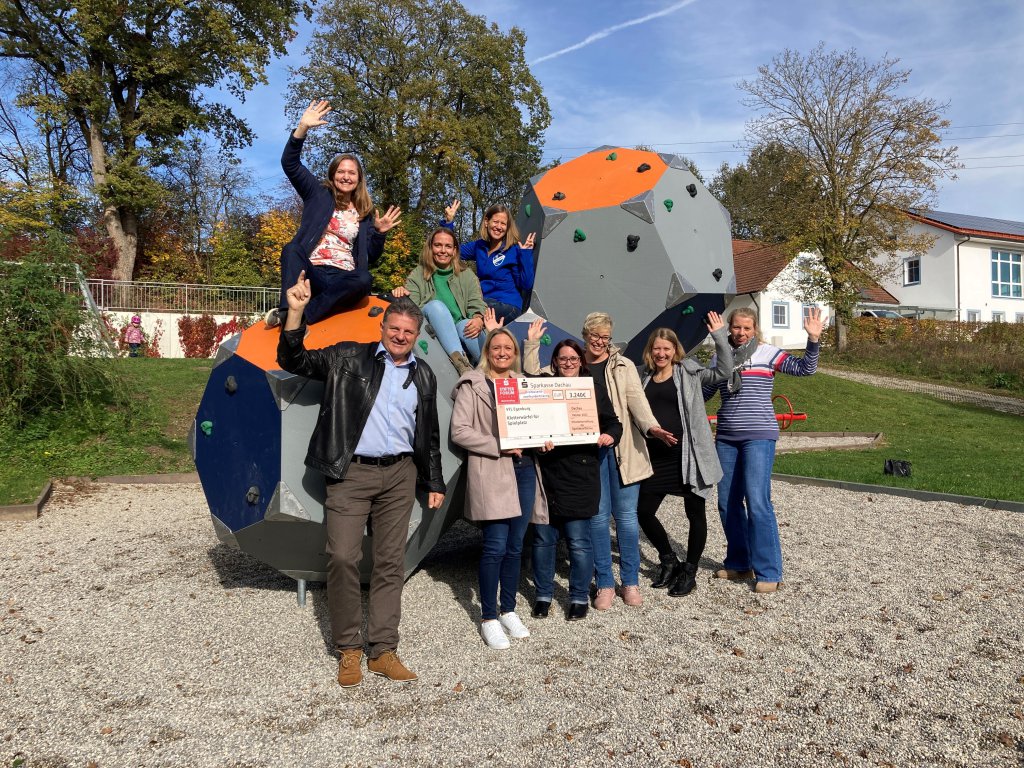 Die Freude über den tollen Kletterwürfel ist bei den Initiatorinnen groß. Und auch Bürgermeister Helmut Zech ist begeistert.