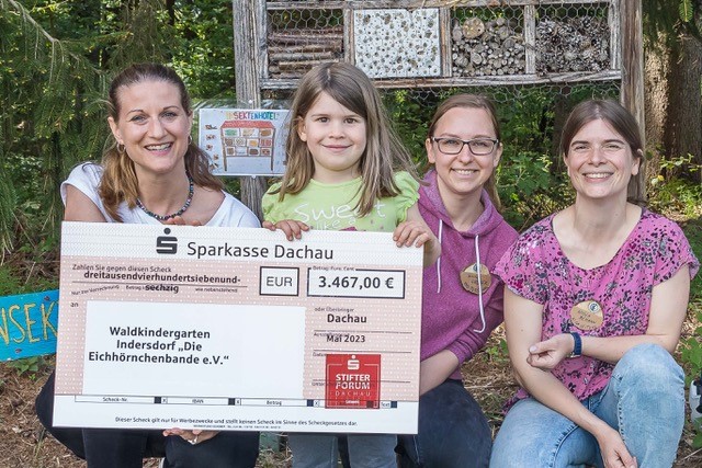 v.l. Christine Böswirth, die kleine Emma, stellv. Kindergartenleiterin Anna Großer und Kindergartenleiterin Anna Bekaan