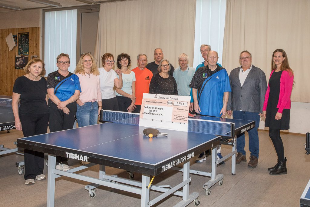 Die Parkinson-Tischtennisgruppe mit Leiter Helmut Pfeil (zweiter von rechts) und Christine Böswirth, Stiftungsberaterin der Sparkasse Dachau